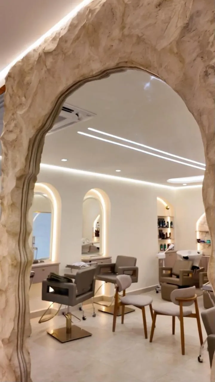 Moldura de espelho em arco com efeito rocha grego, no salão La Bonita Experience