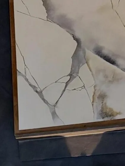 Quadro de efeito mármore pintado à mão, com veios cinza e dourados sobre fundo claro